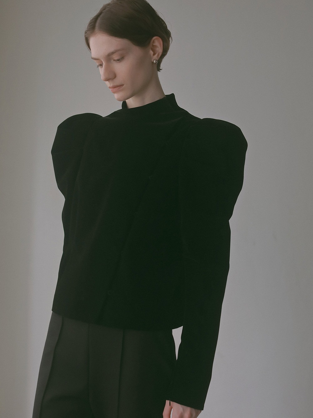 ＜12.18 再販決定＞ベロアパワーショルダー(00ブラック-フリー)