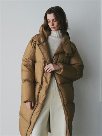 REMI RELIEF×HER．ロングダウン(83キャメル-フリー)