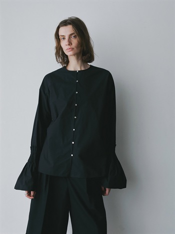 ピンタックフレアカフスブラウス