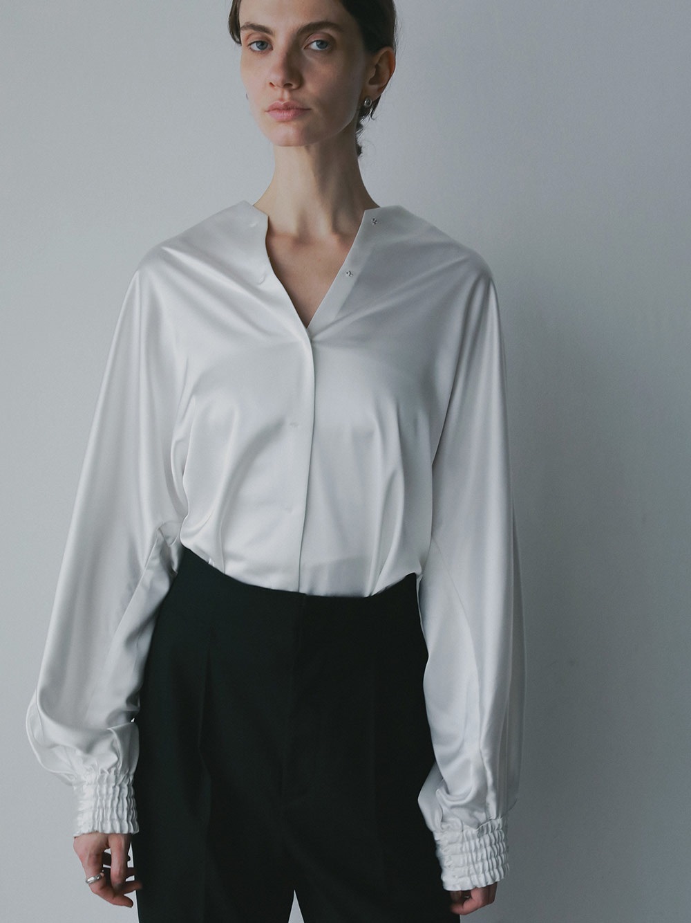 サテンＶネックブラウス