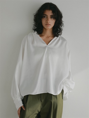 ギャザーサテンブラウス