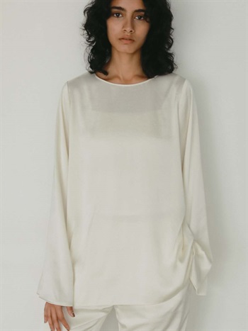 サテンフレアスリーブブラウス