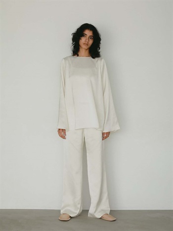 サテンフレアシルエットパンツ(01オフホワイト-１)