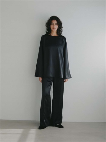 サテンフレアシルエットパンツ