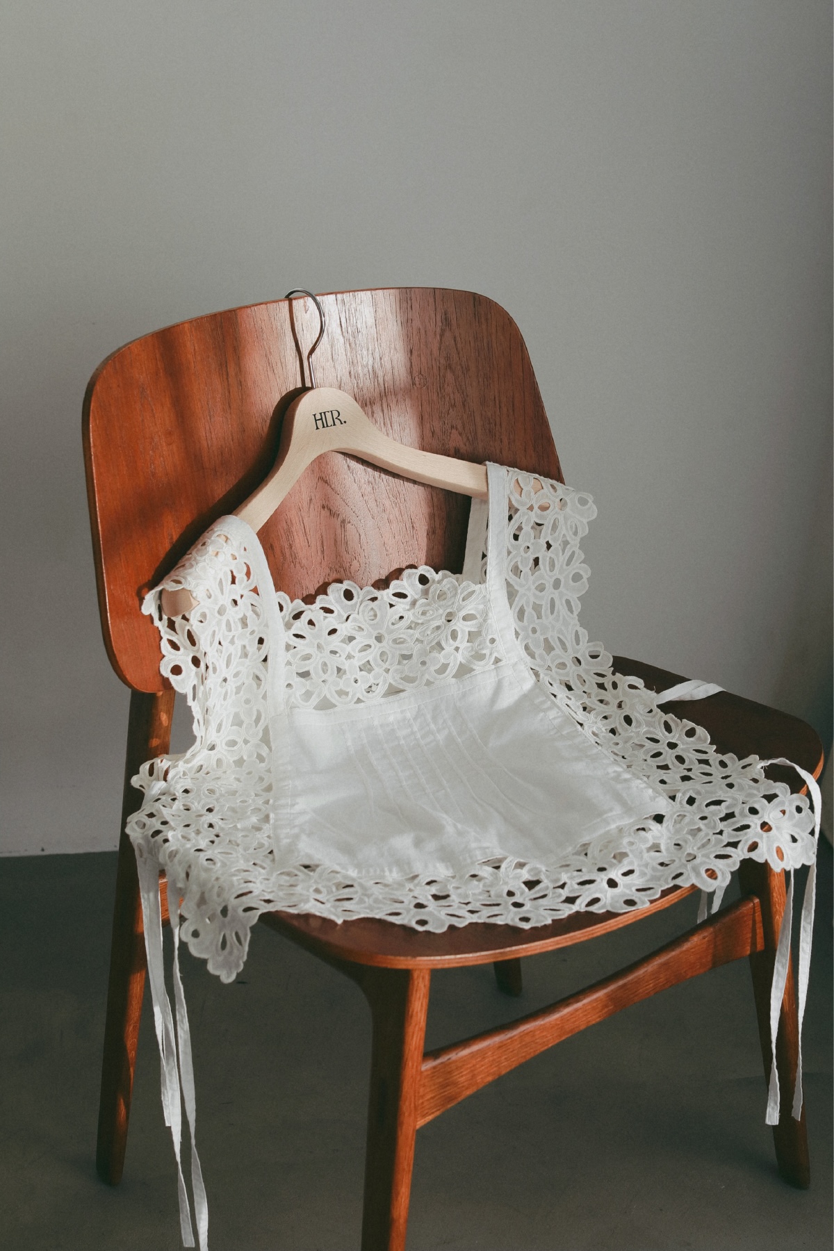 ホワイトのビスチェを椅子に置いた画像