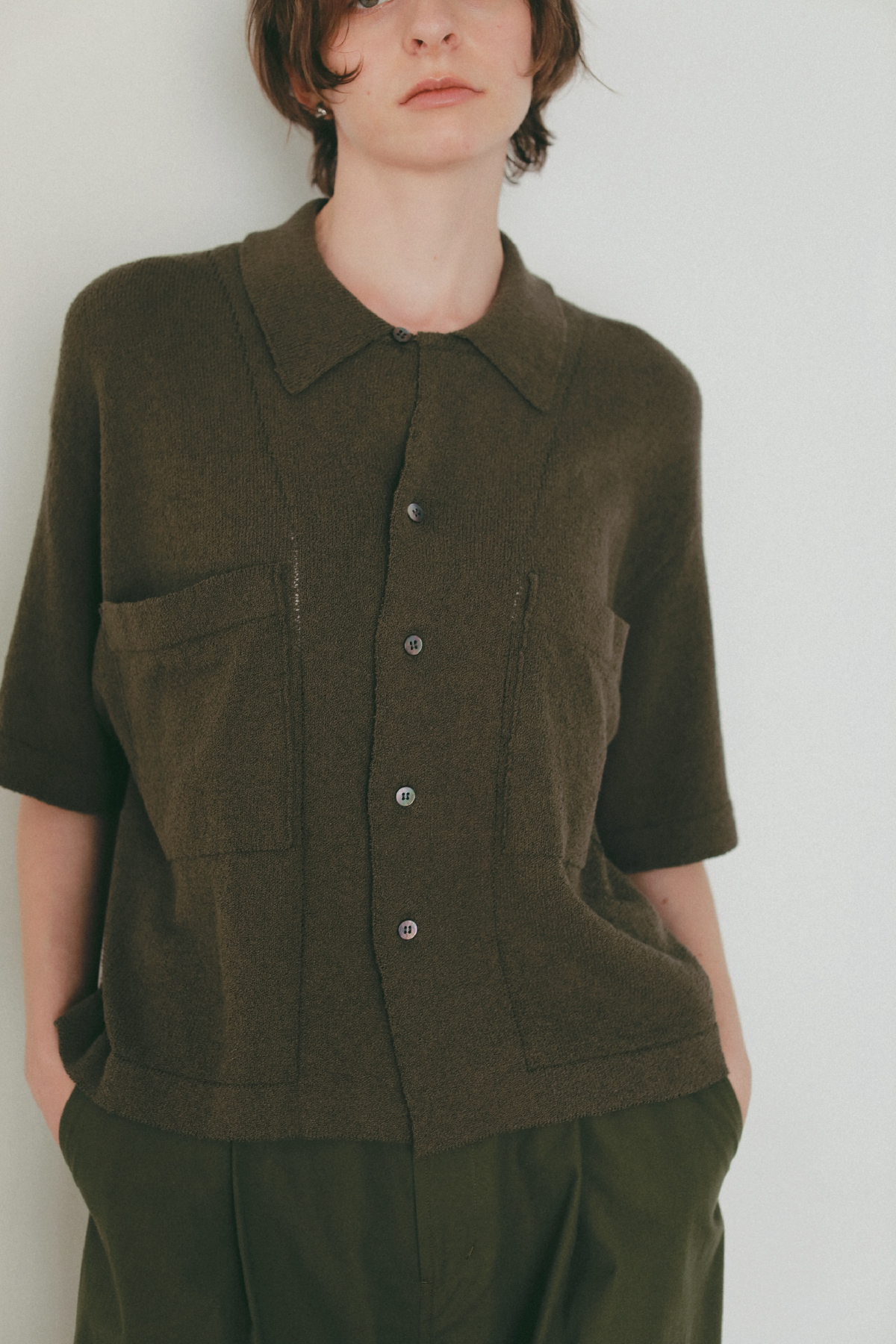 カーキのトップス・カーキのパンツを着用した女性の画像