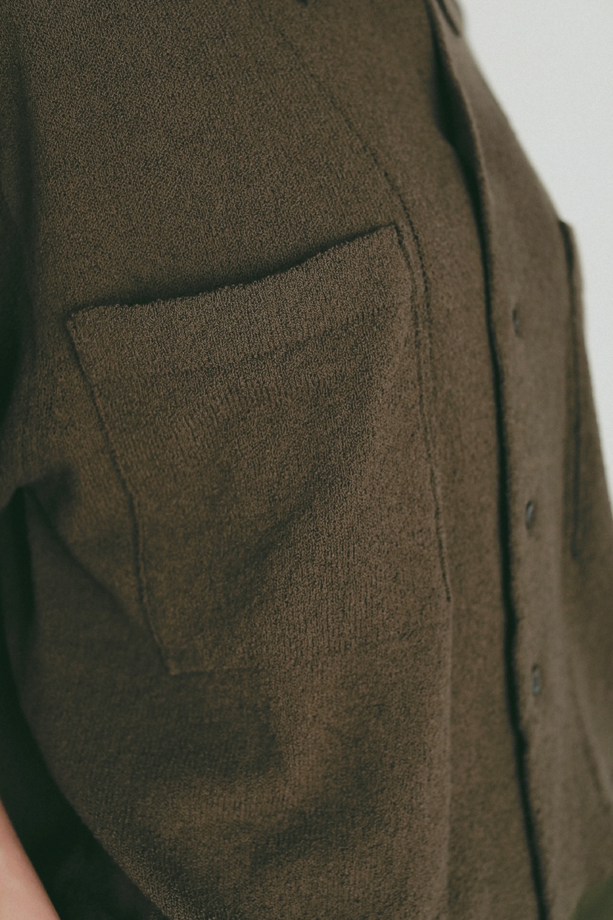 カーキのトップスを着用した女性のアップの画像