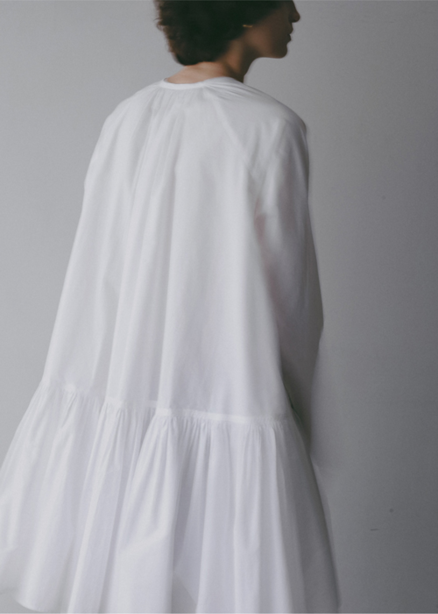 ホワイトのブラウスを着用した女性の後ろ姿の画像