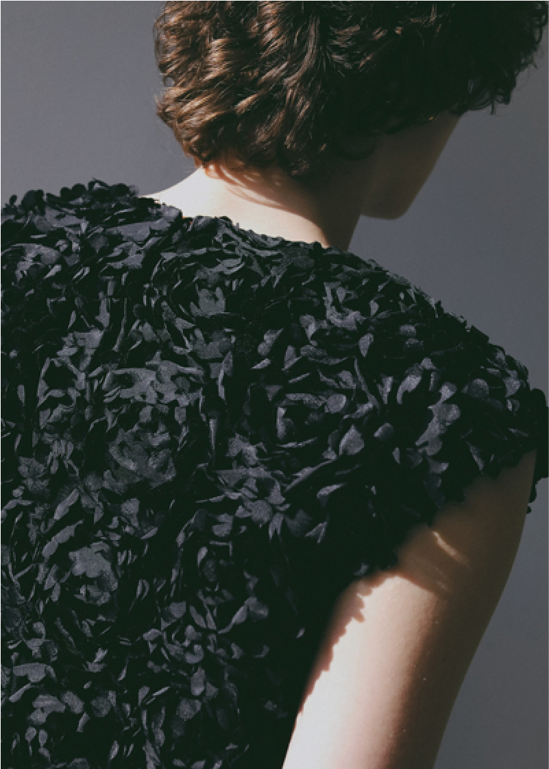 ブラックのブラウスを着用した女性の後ろ姿の画像